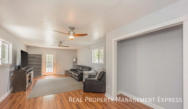 Building Photo - 807 W 13th St