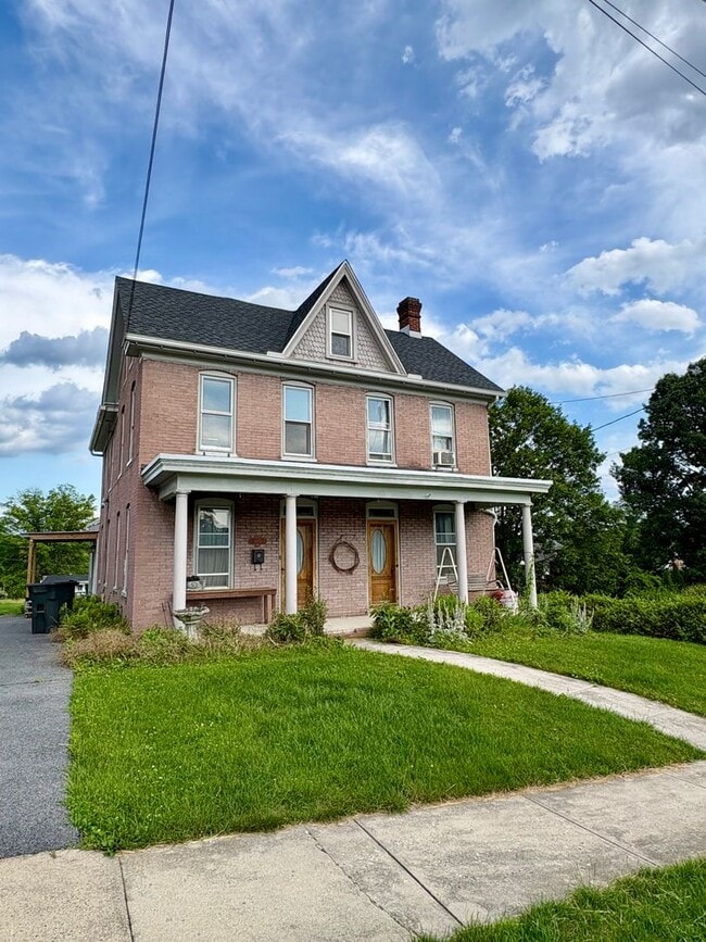 Primary Photo - Large 4 bedroom house near Waynesboro Hosp...