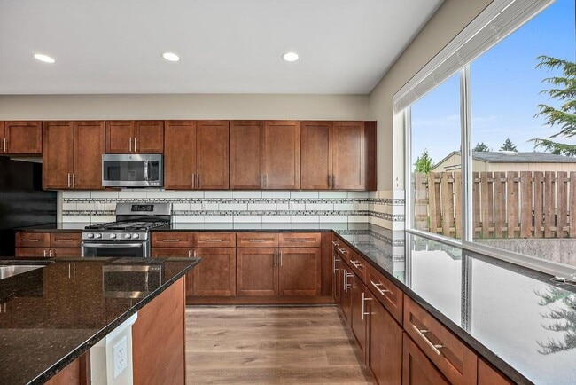 Building Photo - Spacious Spanaway Home w/ A/C & 5 Bedrooms...