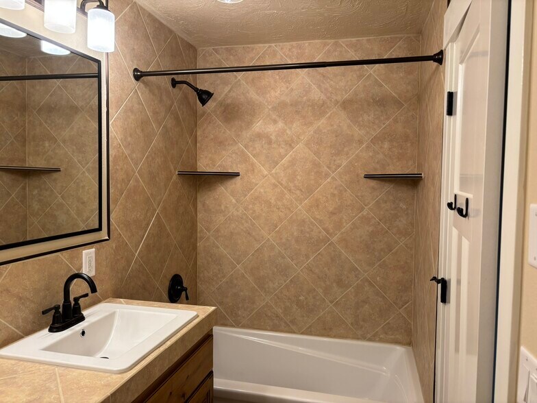 Building Photo - 2220 S 4000 W