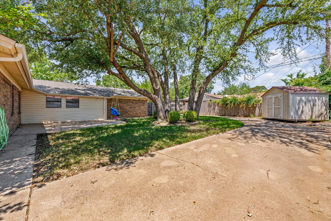Building Photo - "Spacious 4-Bedroom Hardwood & Granite Fin...
