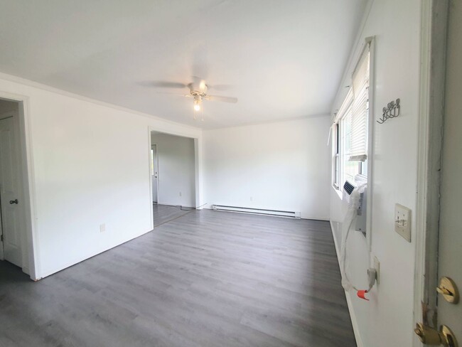 Building Photo - quaint home close to post
