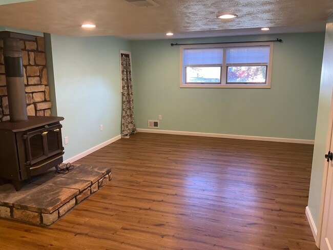 Building Photo - Spacious 3bed 3 bath Split-Level in Bethel...