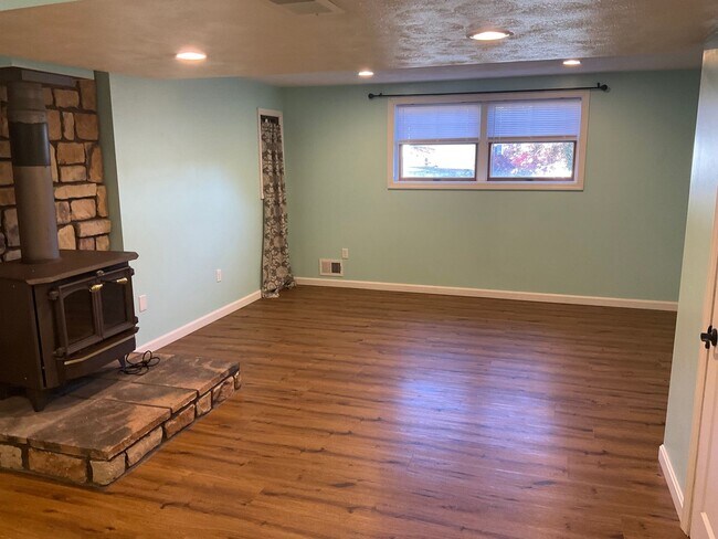 Building Photo - Spacious 3bed 3 bath Split-Level in Bethel Park – Updated Interiors & Private Backyard Oasis