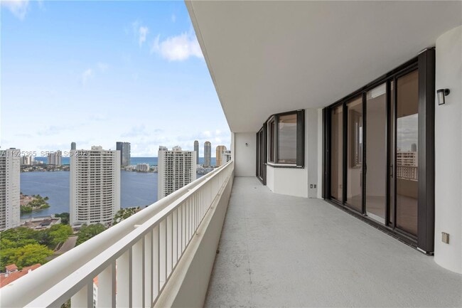 Building Photo - 2000 Island Blvd