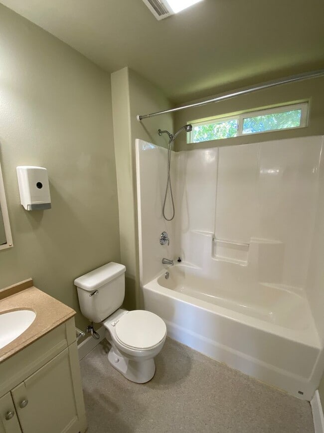 Building Photo - Beautifully Remodeled Springfield Cottage