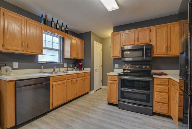 Building Photo - 4 bedroom/3 bathroom coming soon to Mount ...