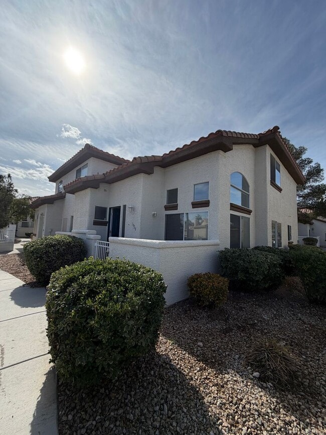 Building Photo - Corner lot townhome