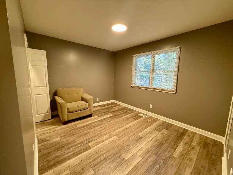 Building Photo - 801 Grand St