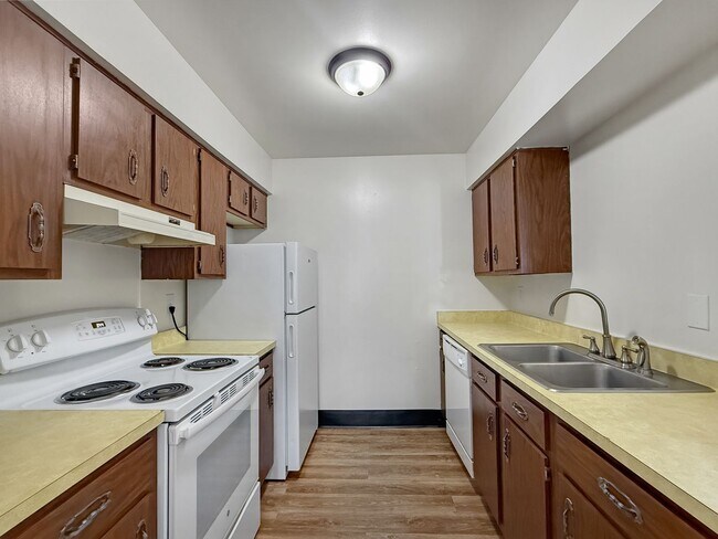 Building Photo - 5560 E Virginia St