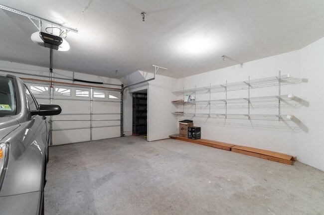 Building Photo - 6 Carpenter Ct