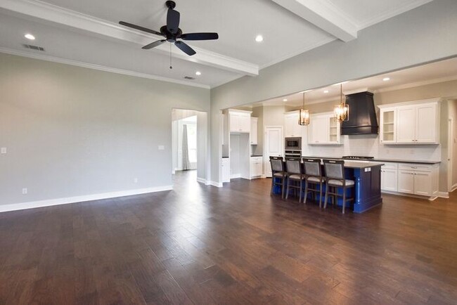 Building Photo - Stunning 4 Bed 2 Bath!