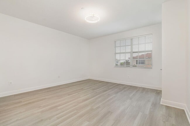 Building Photo - 2502 N Dixie Hwy