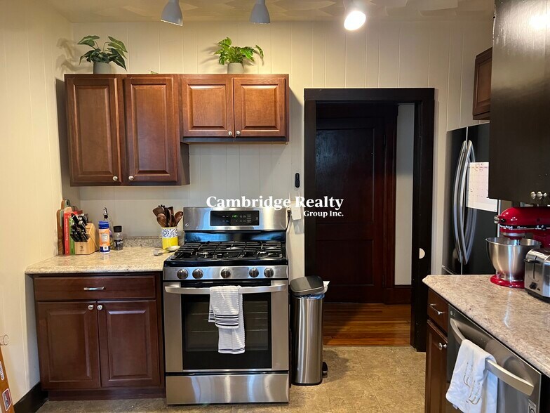 Building Photo - 66 Craigie St