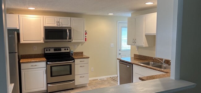 Building Photo - 3 bedroom house 5 person occupancy Availab...