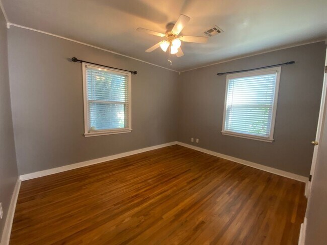 Building Photo - Close to Brookside & Riverparks!!