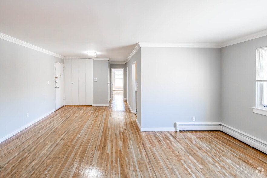 1BR, 1BA - 819SF - Living Room - Short Hills Terrace