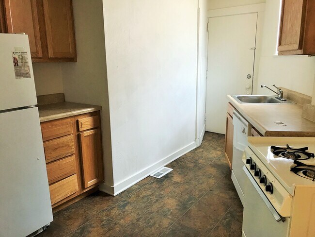 Building Photo - LARGE, RECENTLY UPDATED HOME AVAILABLE FOR AUGUST!