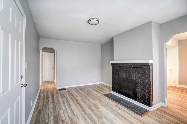 Building Photo - 2 Bedroom, 1 Bathroom with Large Backyard!