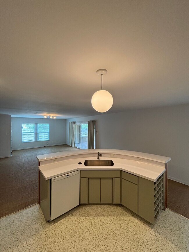 Building Photo - Mid Century Charmer