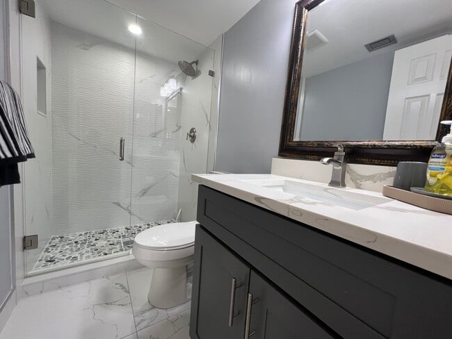 Building Photo - 221 Pine HOV Cir