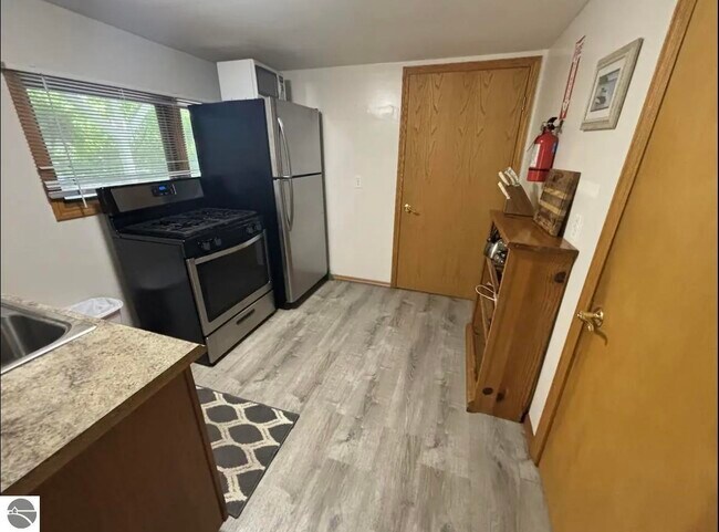 Building Photo - 855 E Front St