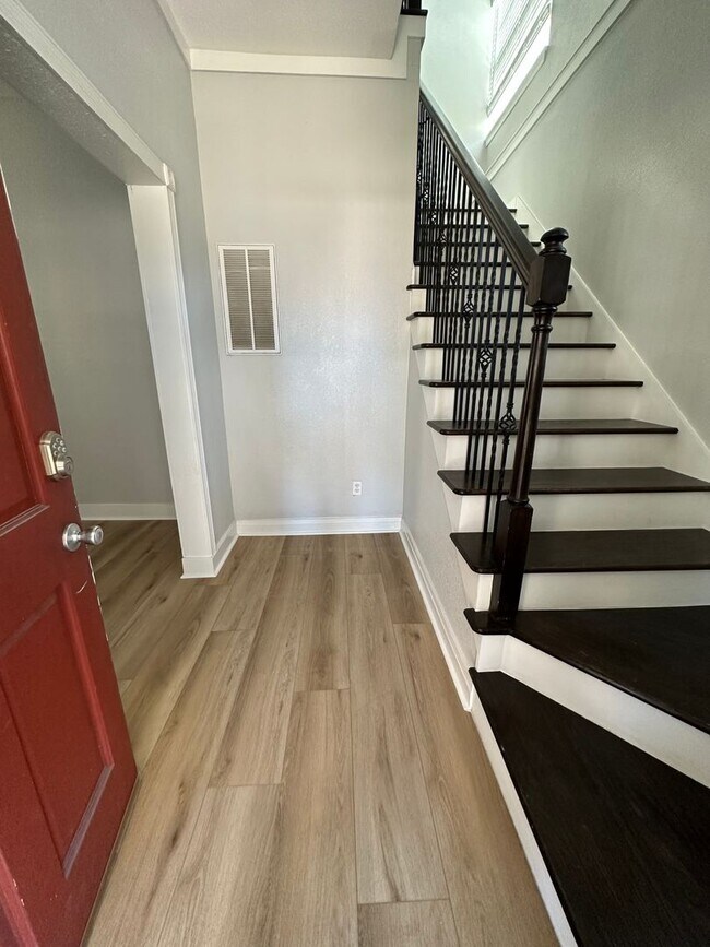 Building Photo - 5 bedroom, 2 bath, detached bonus room w/b...
