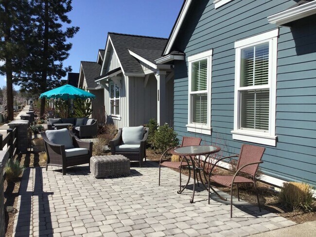 Building Photo - FOR RENT - All Inclusive Owner pays utilities - Furnished 3 bed, 2 bath NorthWest Crossing Townhome