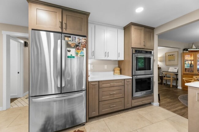 Building Photo - University Place 4 Bed/3 Bath