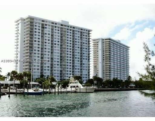 Building Photo - 300 Bayview Dr