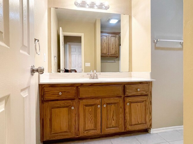 Building Photo - Absolutely Gorgeous Home in Moore with Spa...