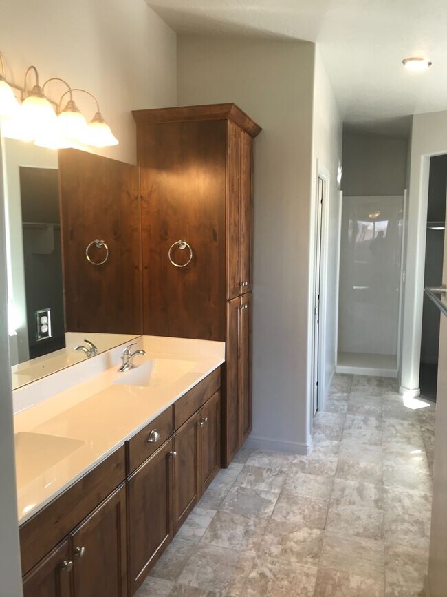 Building Photo - Beautiful Like New 4 bedroom home in Washington Fields!