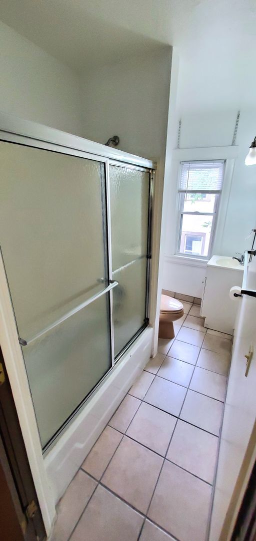 Building Photo - Great 2 Bedroom Unit in Northeast! -- Heat included!