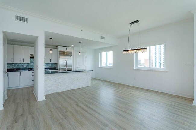 Building Photo - 100 S Eola Dr