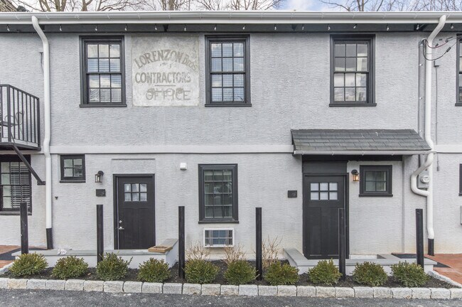 Building Photo - Hip 1 Bed/2Bath w/ Den; Gorgeous exterior and spacious interior features in Chestnut Hill!