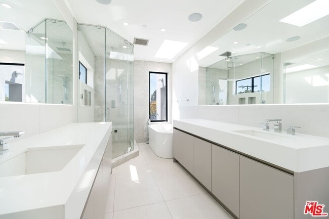 Building Photo - 159 S Bowling Green Way