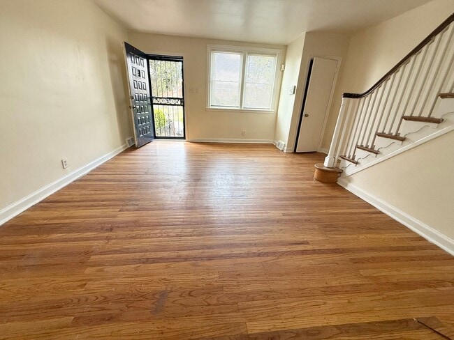 Building Photo - Gorgeous 3-Bed Townhome in Lawncrest! Available NOW!