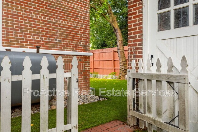 Building Photo - 734 Shirley Ave