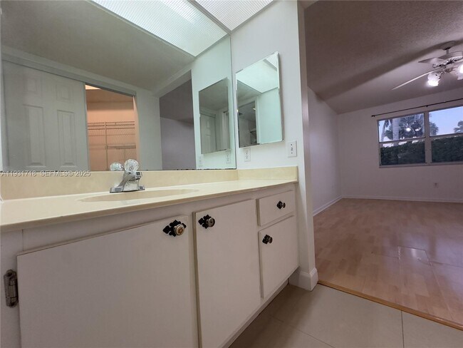 Building Photo - 2629 SE 19th Ct