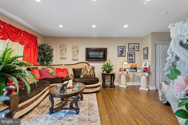 Building Photo - 2874 Tolbut St