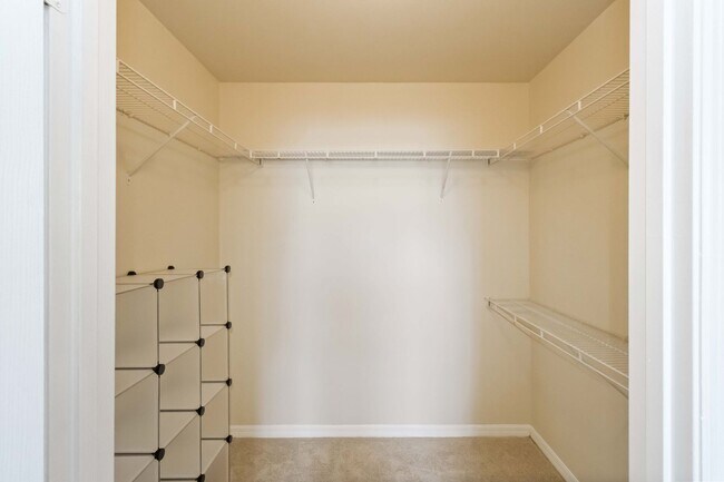 Building Photo - Spacious 2/2 condo with beautiful water vi...