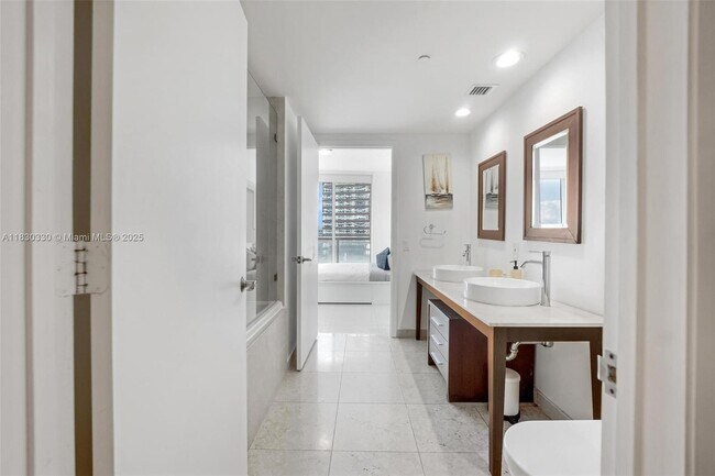 Building Photo - 485 Brickell Ave