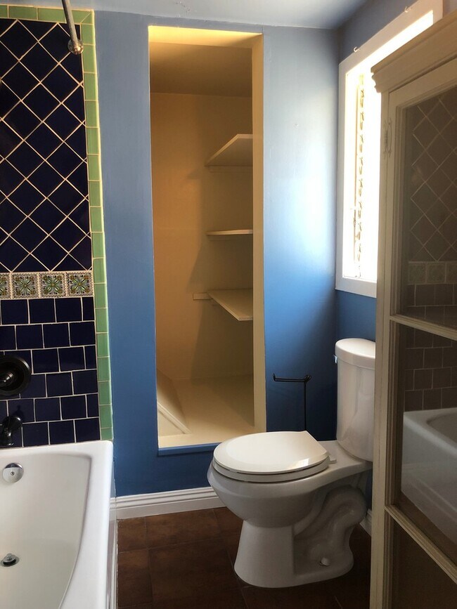 Building Photo - Country Charm In The City!