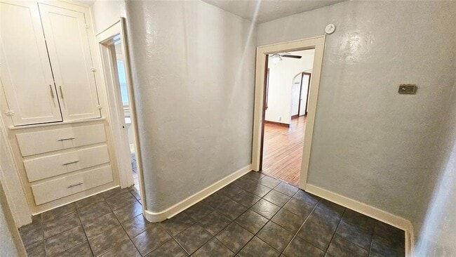 Building Photo - 2427 W Park Pl