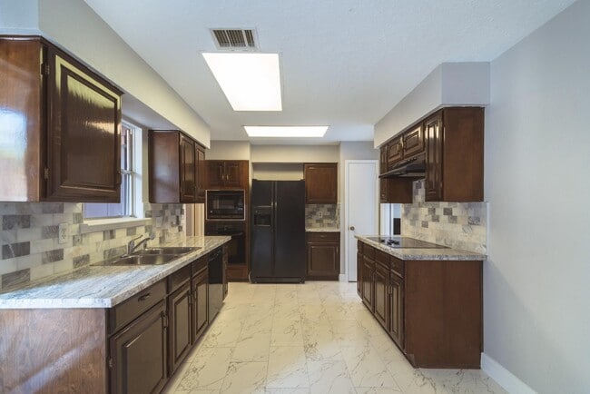 Building Photo - 25535 Wingfield Ln