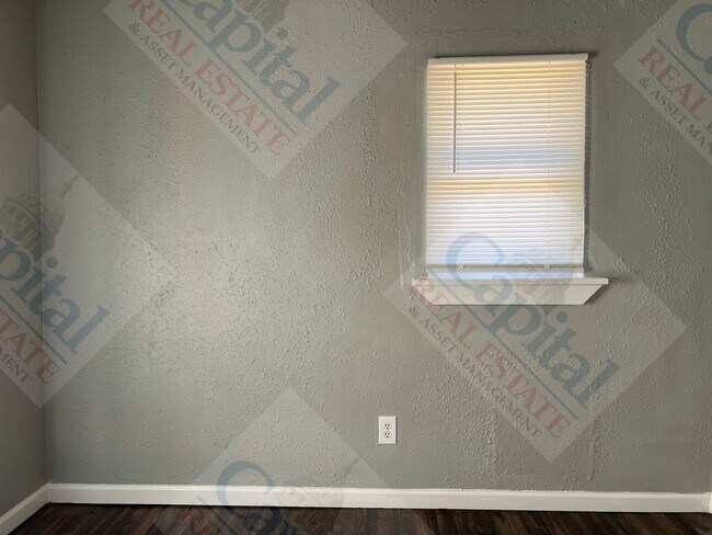 Building Photo - Large 4 Bedroom Home