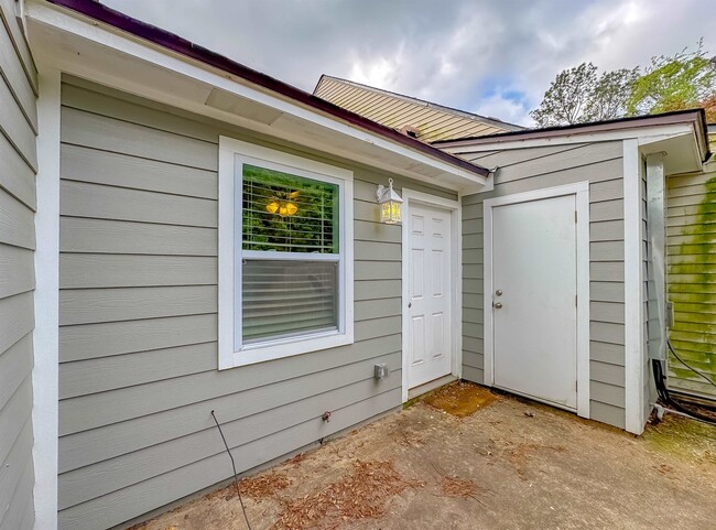 Building Photo - 934 S Lipona Rd