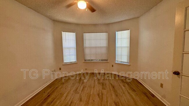 Building Photo - 3696 Barbizon Cir N