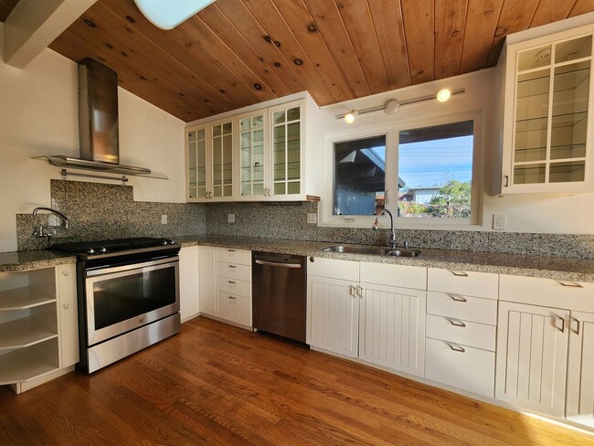 Building Photo - 2015 Cummings Dr