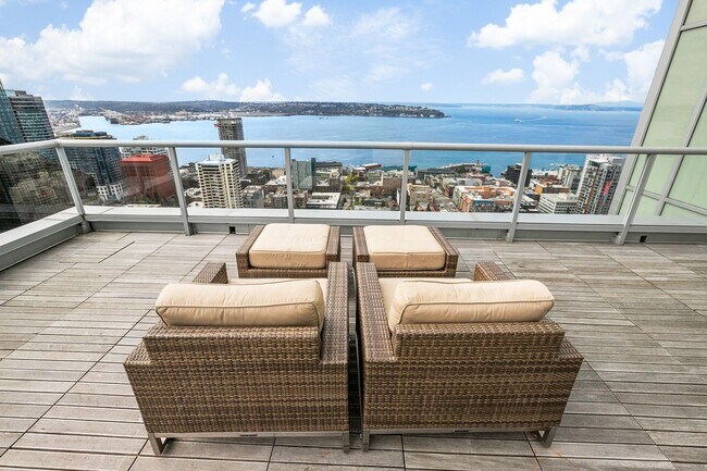 Building Photo - Stellar Denny Triangle Luxury Condo